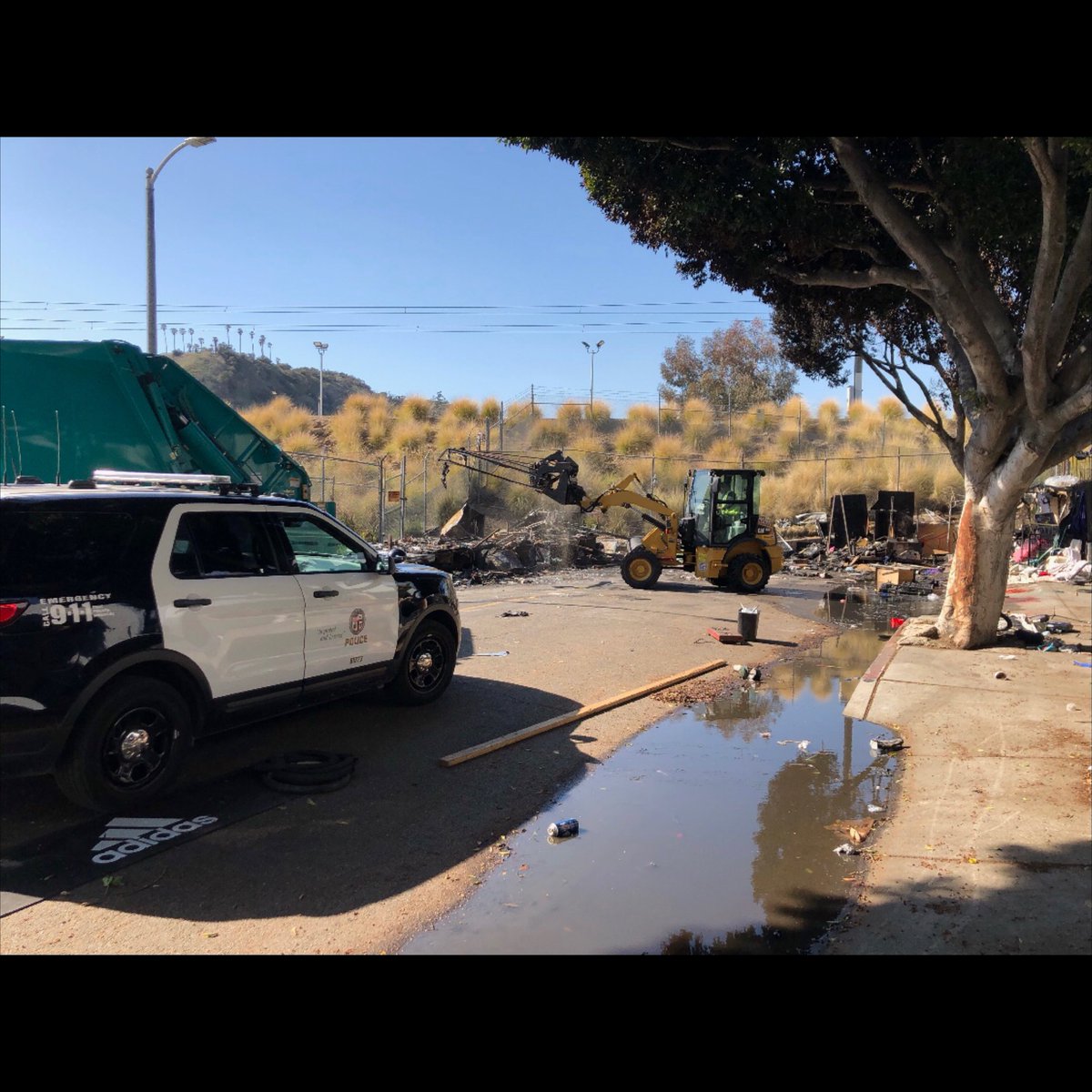 LAPDHollenbeck's tweet photo. Hollenbeck Senior Lead Officer’s were out and about for a community cleanup. If you see a pileup report it on the 311 app or call 311. #LAPD #CommunityAndPoliceWorkingTogether #CommunityInvolvement #ServiceToOurCommunities #MyLA311 #CaptainRickStabile #CaptainGermanHurtado https://t.co/qMwZuoqFow
