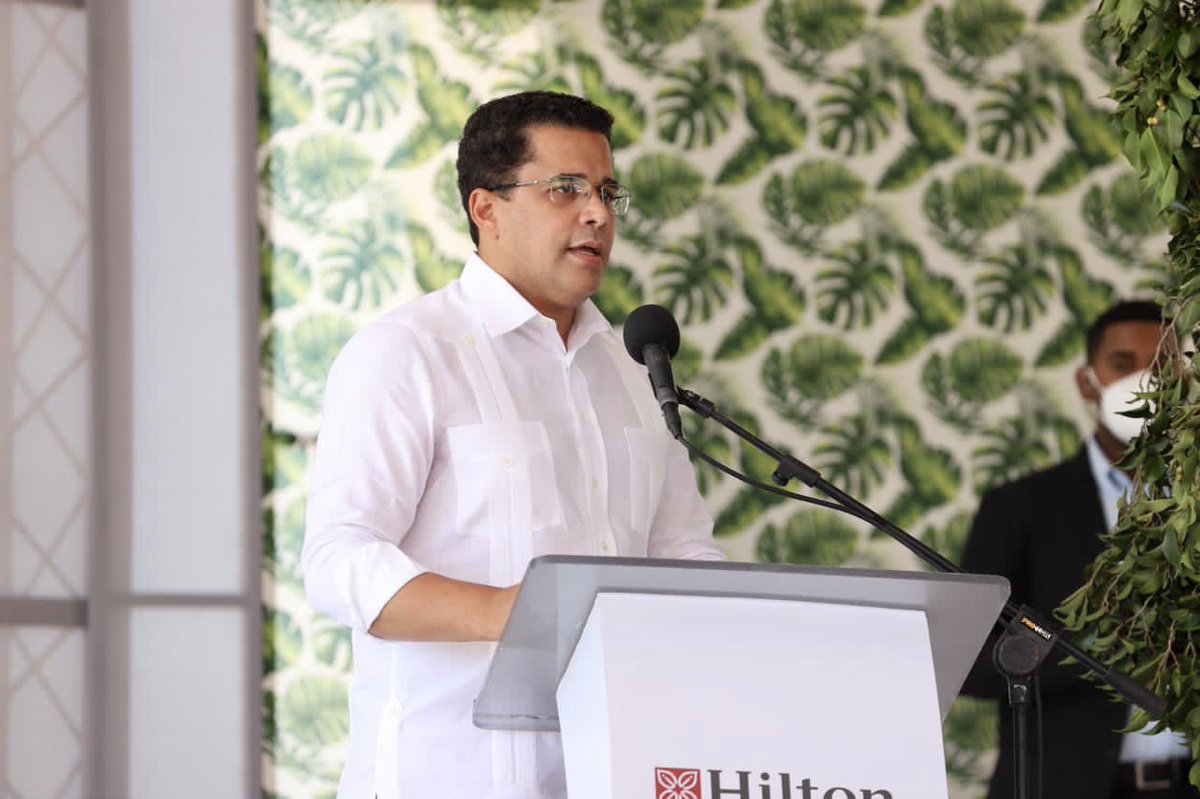PresidenciaRD's tweet photo. El Pdte. @LuisAbinader participó en el primer palazo para iniciar la construcción del Hotel Hilton Garden Inn La Romana, que tendrá 127 habitaciones distribuidas en un edificio de seis pisos, cuya inversión será de US$17 millones y generará más de 300 empleos.
#EstamosCambiando https://t.co/gVlAV0hVFZ