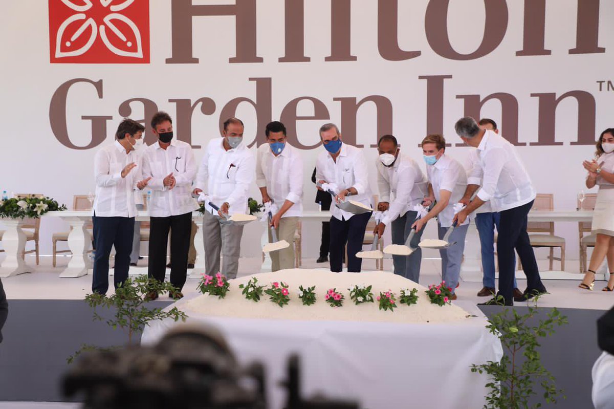 PresidenciaRD's tweet photo. El Pdte. @LuisAbinader participó en el primer palazo para iniciar la construcción del Hotel Hilton Garden Inn La Romana, que tendrá 127 habitaciones distribuidas en un edificio de seis pisos, cuya inversión será de US$17 millones y generará más de 300 empleos.
#EstamosCambiando https://t.co/gVlAV0hVFZ