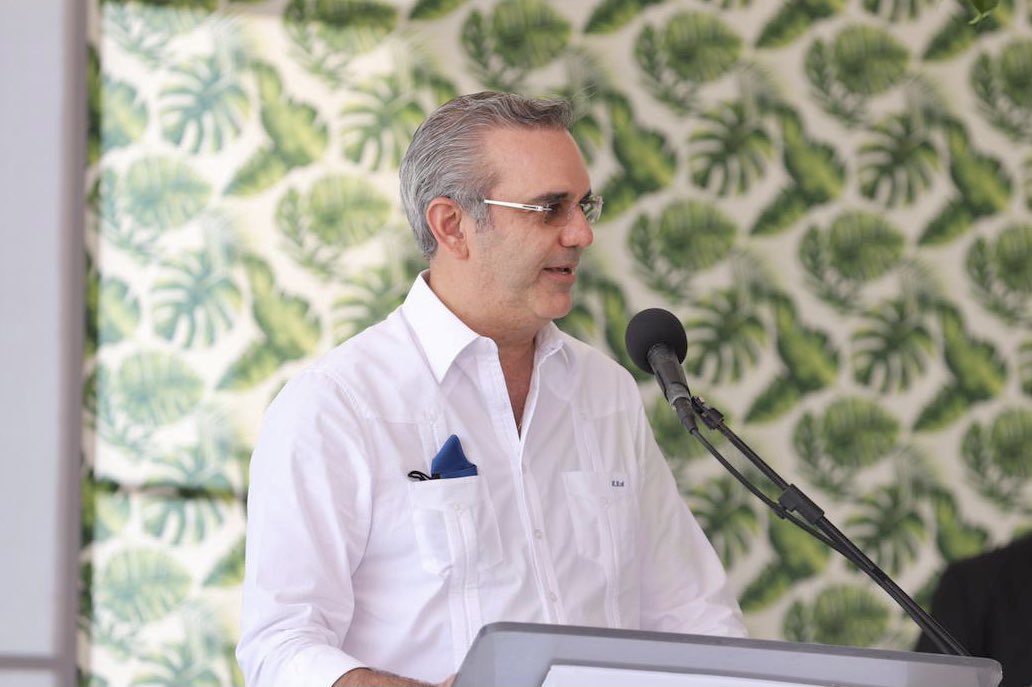 PresidenciaRD's tweet photo. El Pdte. @LuisAbinader participó en el primer palazo para iniciar la construcción del Hotel Hilton Garden Inn La Romana, que tendrá 127 habitaciones distribuidas en un edificio de seis pisos, cuya inversión será de US$17 millones y generará más de 300 empleos.
#EstamosCambiando https://t.co/gVlAV0hVFZ