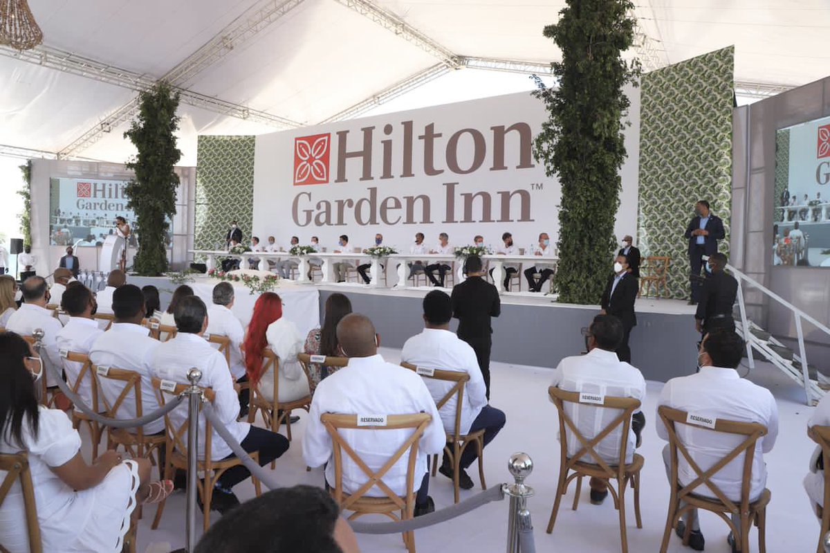 PresidenciaRD's tweet photo. El Pdte. @LuisAbinader participó en el primer palazo para iniciar la construcción del Hotel Hilton Garden Inn La Romana, que tendrá 127 habitaciones distribuidas en un edificio de seis pisos, cuya inversión será de US$17 millones y generará más de 300 empleos.
#EstamosCambiando https://t.co/gVlAV0hVFZ