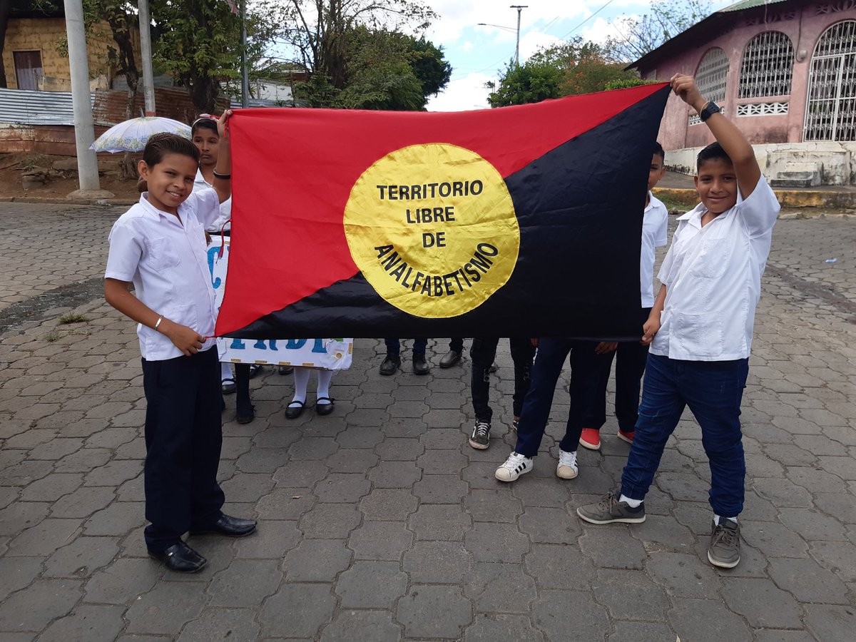 CTipitapa's tweet photo. Caminata conmemorativa del 41 Aniversario del inicio de la Cruzada Nacional de Alfabetización hoy #23Marzo  #PuñoEnAltoLibroAbierto #Nicaragua 
#ManaguaSandinista 
@MinsaTipitapa @Blandon_ly @DayanaSiles4 @MaryuriRG @rolisandinai @jcastano020975 @fr1nkro @TPU19J @ElCuervoNica https://t.co/gsehFmYokh
