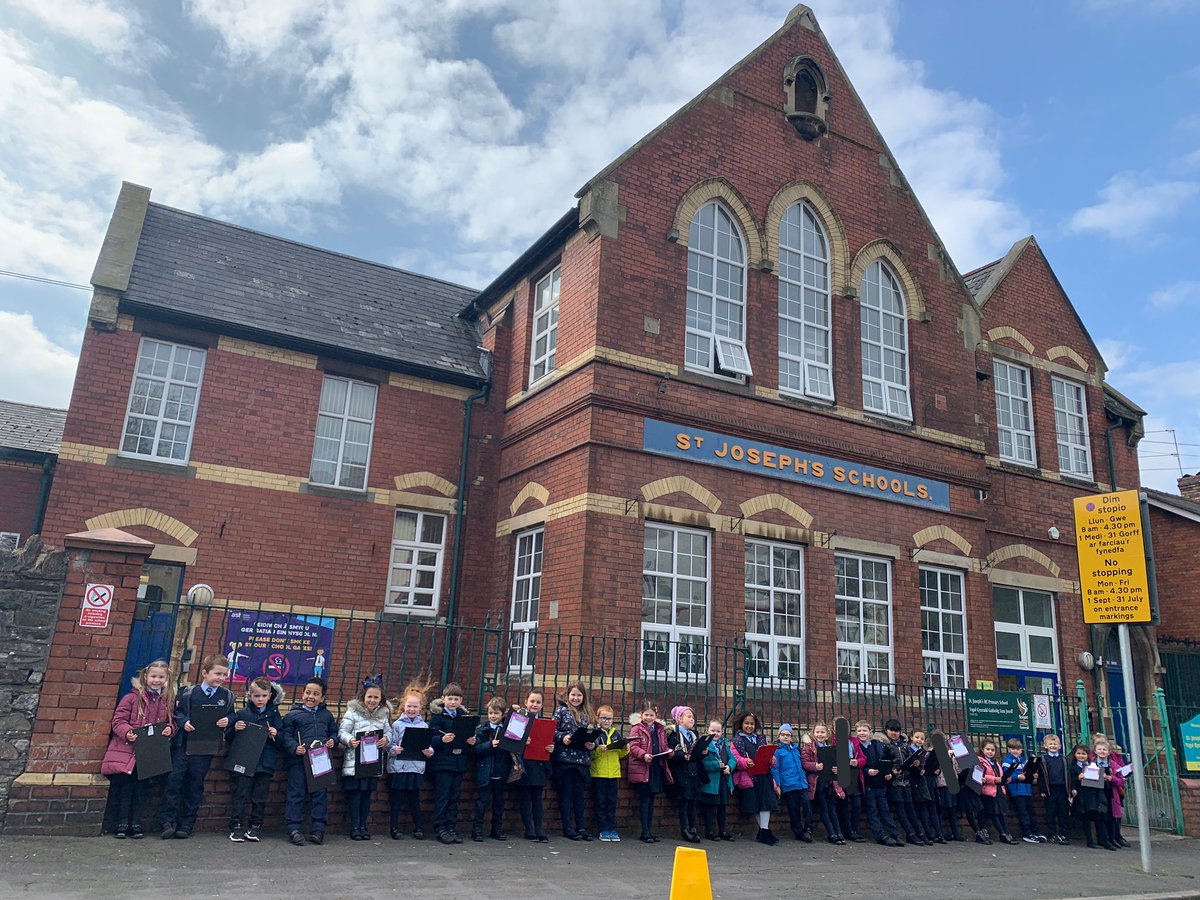 StJosPrimary's tweet image. After learning about the census, year 1 discussed what we could count &amp;amp; went on a counting walk in our neighbourhood. We counted chimneys, trees, road signs, vans, shop, colourful front doors and more. @Census21 #LetsCount