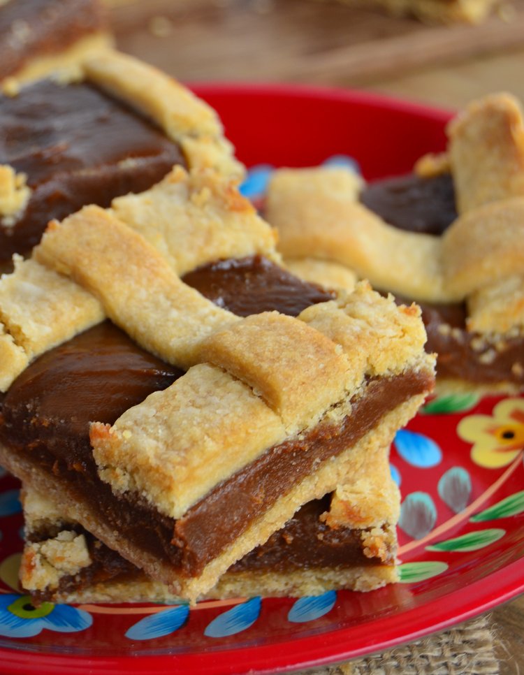 A ver eruditos de la cocina... 
La pasta frola debe ser de dulce de leche o de membrillo? 

RT - Membrillo
MG - Dulce de leche