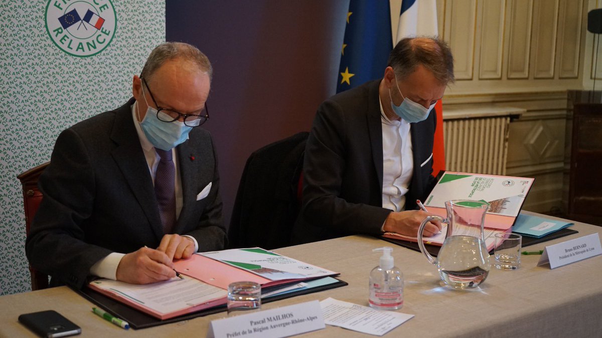 Le Préfet P.MAILHOS et le président du <a href="/grandlyon/">Métropole de Lyon</a> signent l’accord de relance de la métropole de #Lyon. Ce sont 216 millions € investis pour la transition écologique, la compétitivité et la cohésion, qui bénéficieront directement à nos concitoyens, entreprises et associations.
