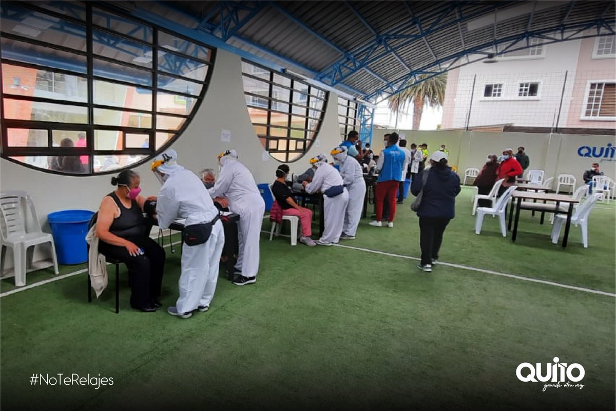 saludquito's tweet photo. Nuestras brigadas colaboran con el @PatronatoSJ y @Salud_Ec en la jornada de vacunación a los adultos mayores del programa #60YPiQuitoIntegral. Las UMS Norte, Centro y Sur han apoyado con la logística y el equipamiento para que el proceso fluya con normalidad.
#NoTeRelajes https://t.co/j5B4EW1p6x