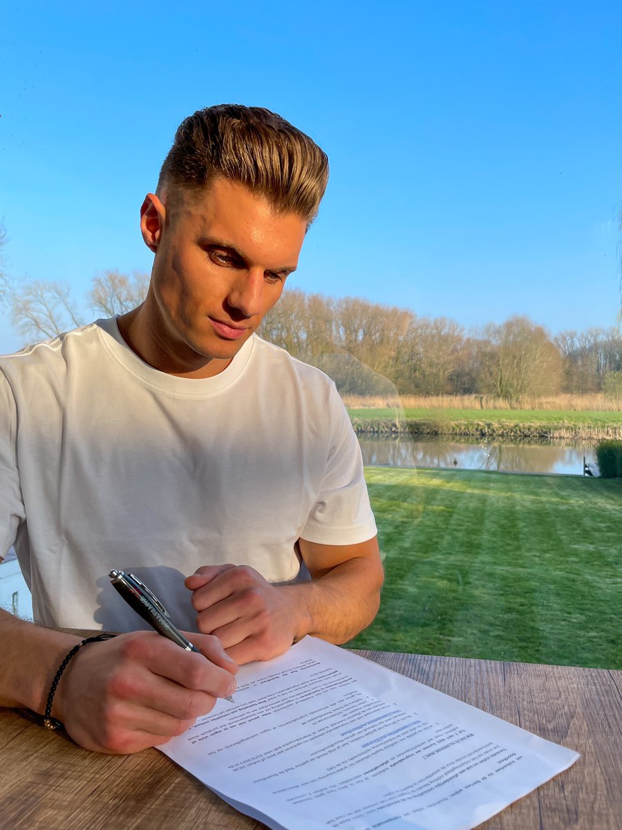 TimGrandMusic's tweet photo. The word is out! I’ve just signed my first 2 singles on @discowax @OneSevenMusic label! Very excited!! 🤩 More info and release dates soon! #timgrand #NewMusic https://t.co/efsl1enpsM