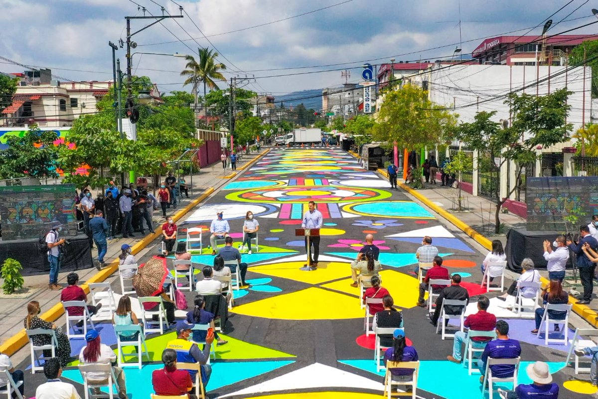 alcaldia_ss's tweet photo. 🎨😍 | ¿Ya viste cómo quedó la calle Arce? Nuestro alcalde @emuyshondt destacó el urbanismo táctico que le da un nuevo rostro a este importante sector. 🎨 | Un esfuerzo en conjunto con @GlasswingSV, @USAIDES y la @UTECedusv. #SSesTuyo https://t.co/neOzG1zaKh