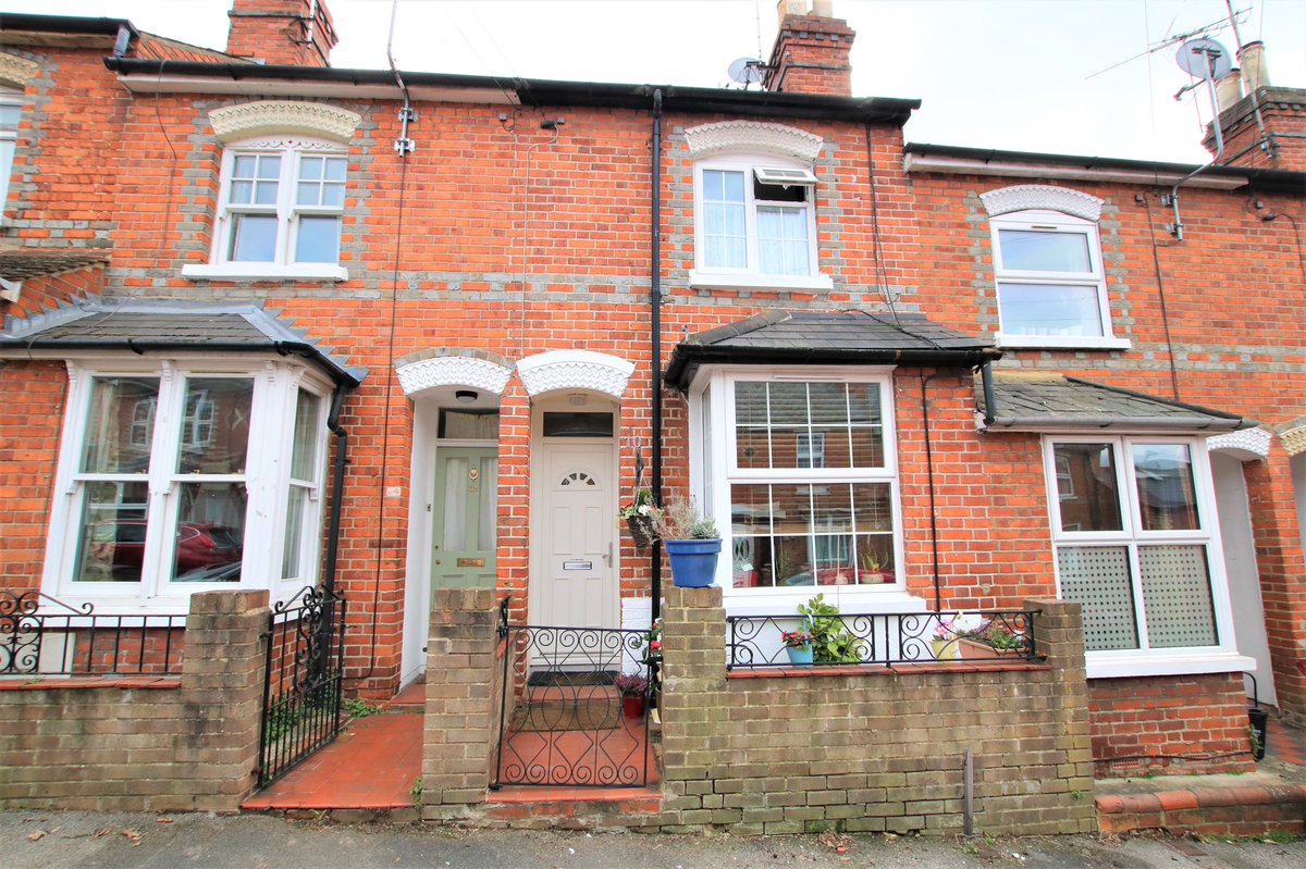 ReadingProperty's tweet image. We are pleased to present this well presented 2+1 Victorian terraced home, situated on Aukland Road, Earley. 

This brilliant property benefits from a secluded southerly facing rear garden and has close proximity to A329 and M4 🚘 #werehere #winkworth #readingberkshire