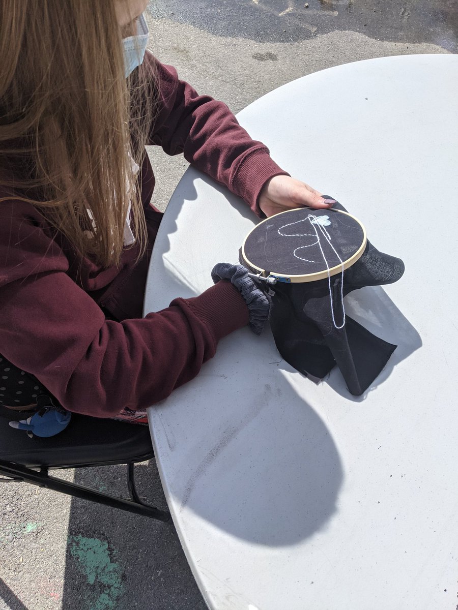 MsSchindel2017's tweet photo. Spring has sprung so we had to go outside to embroider in the sun today 🪡🌼💐☀️🧑‍🎨 #ALC1O #IntegratedArts @GREC_LDSB https://t.co/yUahW8qIKo