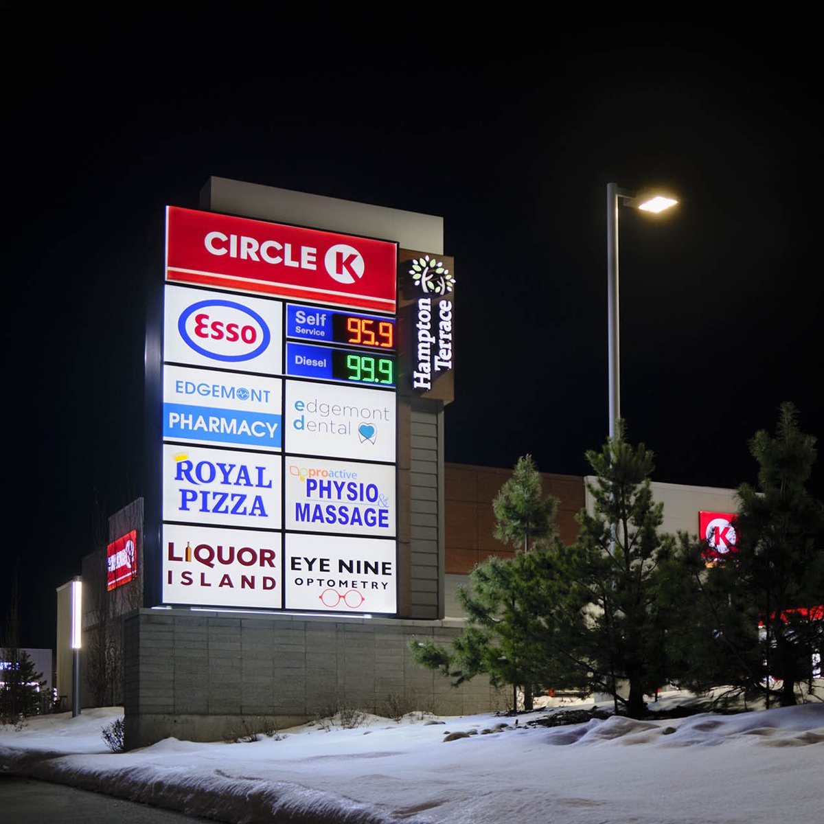 CityImageSigns's tweet photo. We worked with Qualico Commercial on the various freestanding signs for Hampton Terrace. The complex includes 3 identical double sided pylon signs , along with a smaller curved monument sign at the corner of the complex.
#SignageProvider #HamptonTerrace #Qualico #CityImageSigns https://t.co/xDWEmNuKKL