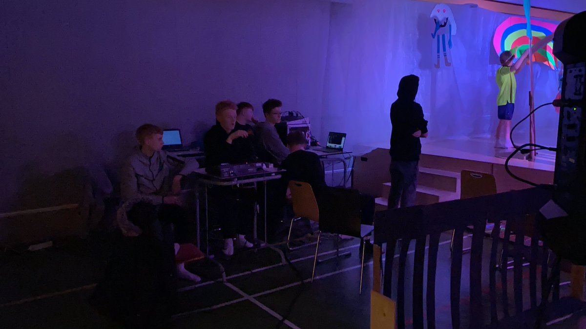 Árshátíð yngsta stigs og miðstigs stendur yfir. Geggjað stuð