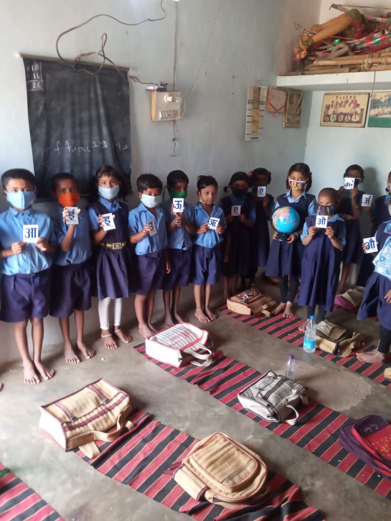 shwetasinghkirt's tweet photo. What a wonderful spirit of SSRians to give back to the society! It fills my heart with pride and at the same time with humility to see people engaged in kind and uplifting acts. May God bless us all and guide us on the right path. 🙏 Har Har Mahadev! 🔱#Sushant4Education https://t.co/PdPP40JRp6