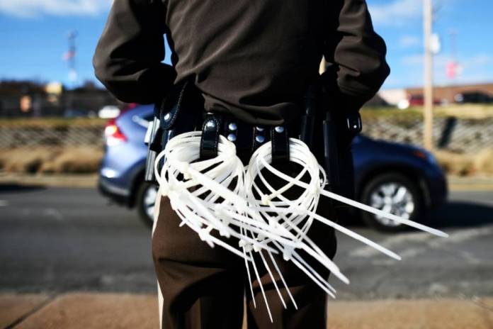 lover_unif's tweet photo. The more handcuffs, the better :-D
#police #policeguard #handcuffs https://t.co/vBipVS1Zui
