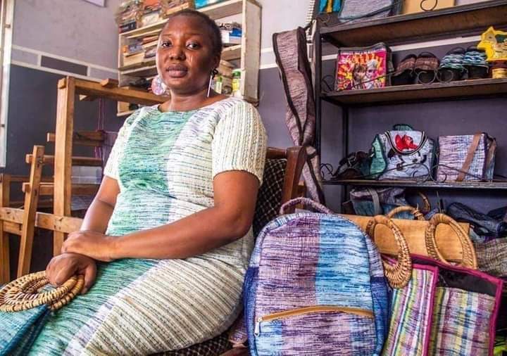 ZonePresse_'s tweet photo. Elle est tellement talentueuse !! Tous les produits sur les photos sont fabriqués à partir de déchets de sachets d'eau pure, y compris sa robe ✊🏿 rendons-la virale svp. https://t.co/4ostQAtMPs