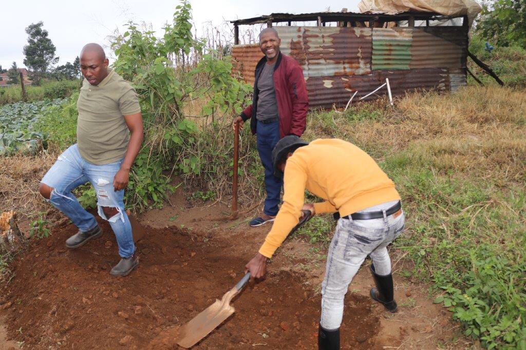 AFRAKZN's tweet photo. Today we began our three day intensive food production training
to help local farmers and the youth in uMshwathi to grow their own food using available resources to achieve food security, address poverty, malnutrition, climate change among others. @PLAASuwc #africanfoodsystem https://t.co/aqLptbjj0j