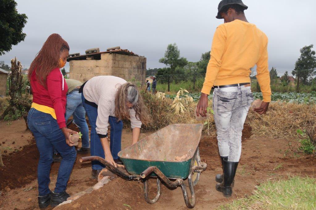 AFRAKZN's tweet photo. Today we began our three day intensive food production training
to help local farmers and the youth in uMshwathi to grow their own food using available resources to achieve food security, address poverty, malnutrition, climate change among others. @PLAASuwc #africanfoodsystem https://t.co/aqLptbjj0j