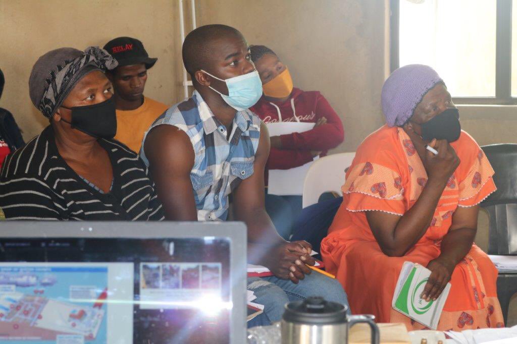 AFRAKZN's tweet photo. Today we began our three day intensive food production training
to help local farmers and the youth in uMshwathi to grow their own food using available resources to achieve food security, address poverty, malnutrition, climate change among others. @PLAASuwc #africanfoodsystem https://t.co/aqLptbjj0j