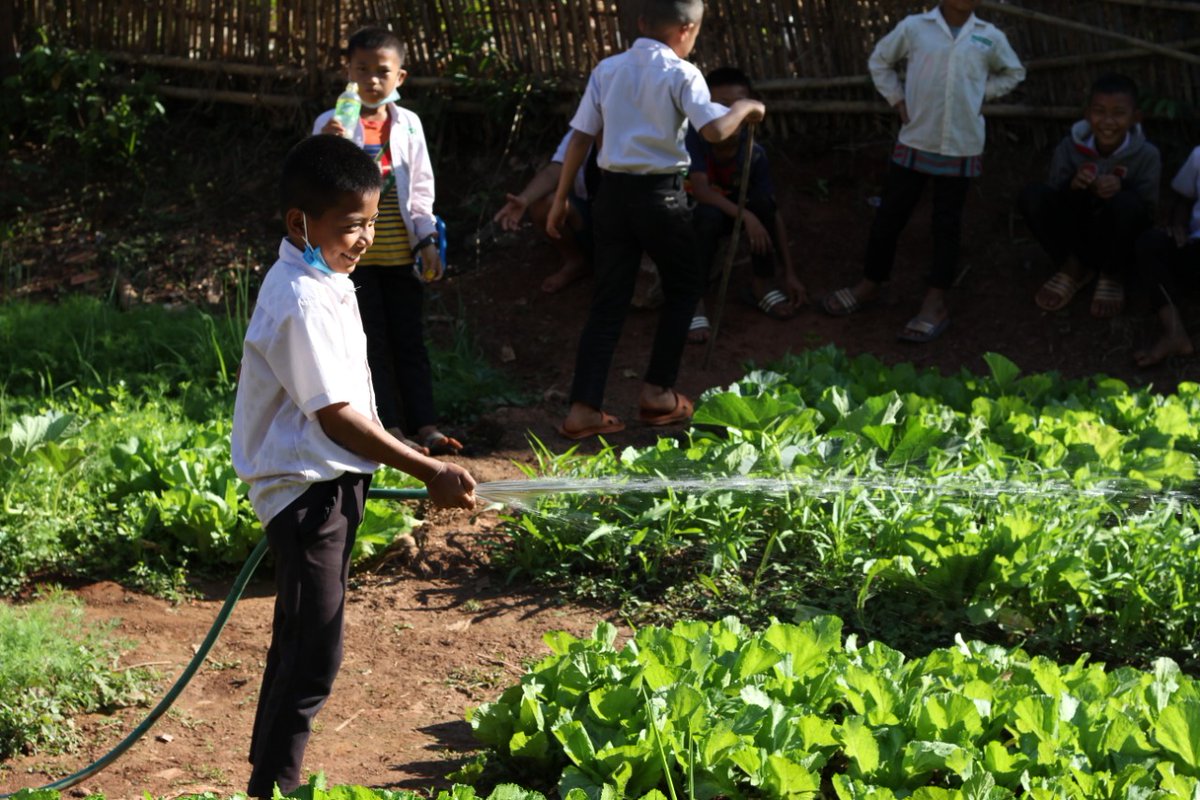 acteduc's tweet photo. #LearningTroughPlay 

▪️ Cours d’environnement et de biologie
▪️ Renforcement de la confiance en soi
▪️ Travail d’équipe
▪️ Communication

Nous voyons déjà les avantages de nos jardins scolaires 🌱 au #Laos 🇱🇦 : les enfants sont épanouis et leurs plantes prospèrent !

©️Vithanya https://t.co/JVI3EvWguN