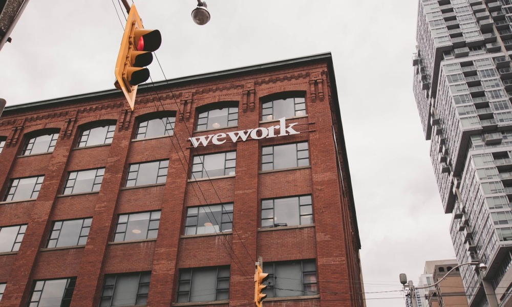 MarioBeteta's tweet photo. Según el Financial Times, la empresa de coworking, WeWork, perdió 3 mil 200 millones de dólares durante 2020, pues la pandemia de COVID-19 desaceleró sus actividades. Consecuentemente, WeWork busca recaudar mil millones de dólares en inversión y comenzar a cotizar en bolsa. #OMB https://t.co/6xv9AKWCFL