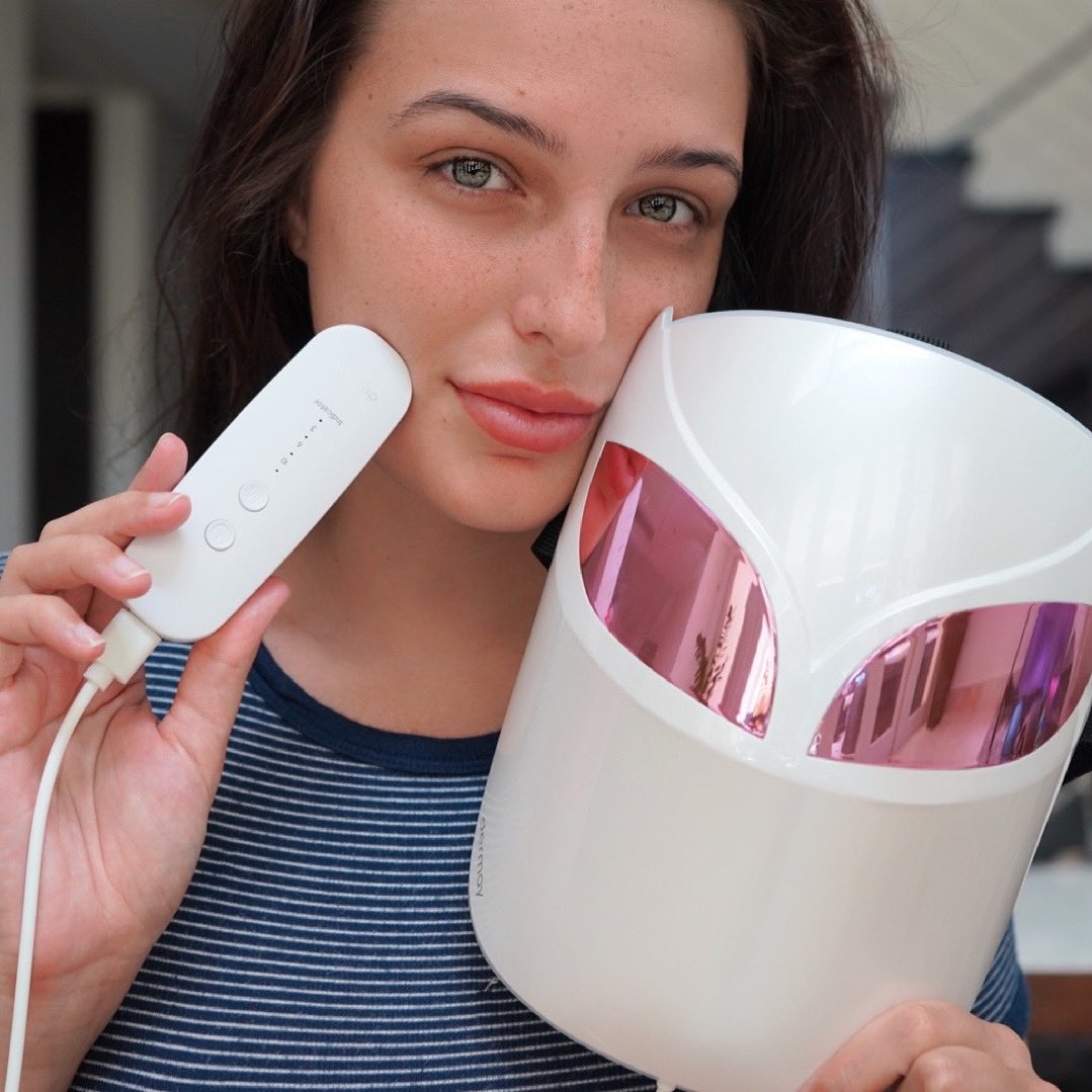 dermay's tweet photo. Q: How does LED light therapy work? 🌈

A: Light therapy is a skincare treatment that uses varying wavelengths of light originally developed by NASA 🚀 for plant growth experiments! 🌿

Today it’s used for multiple things in the skincare world 🌎 like anti-aging and removing zits https://t.co/6k3vwKmARU