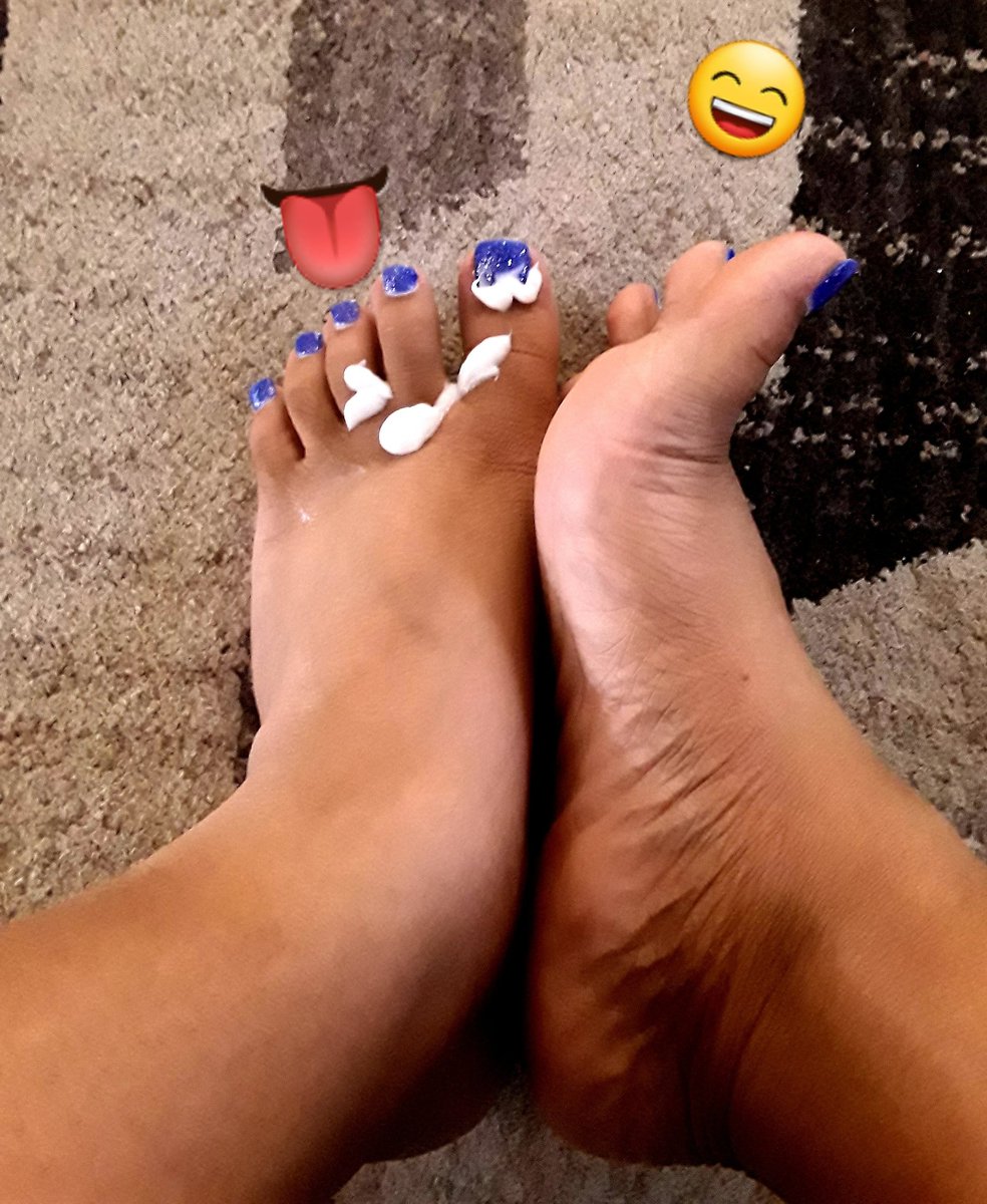 Jessibabe98's tweet photo. Should I rub in or wipe off? #FOOTFETİSH #feetlovers #cutefeet #cutetoes #sexyfeet #sexy #footfetısh https://t.co/x4NEQdphMl