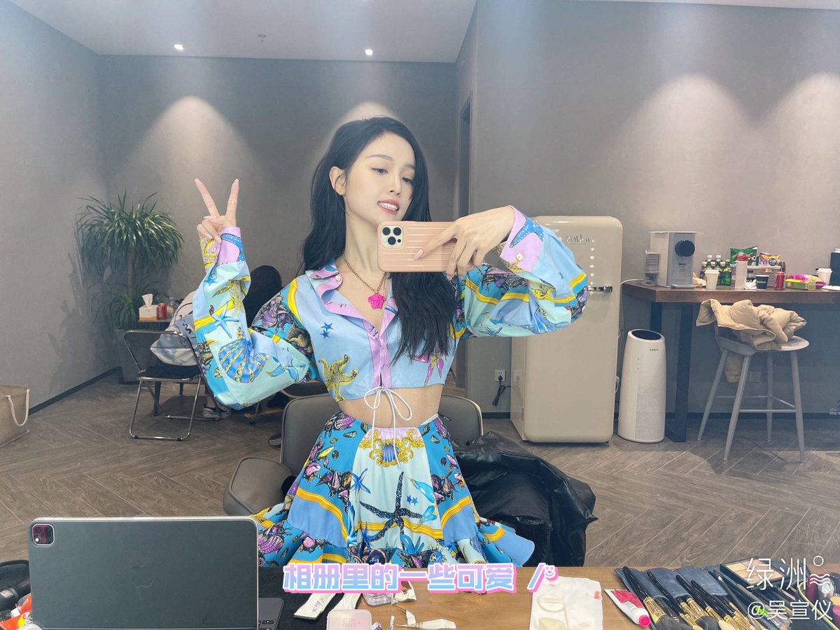 xuanyisns's tweet image. 210323 | Weibo and Oasis update:
"🌊 #SpringLimited Selfie at work🤳"
📎 | share.api.weibo.cn/share/21109723…

#XUANYI #吴宣仪 #선의