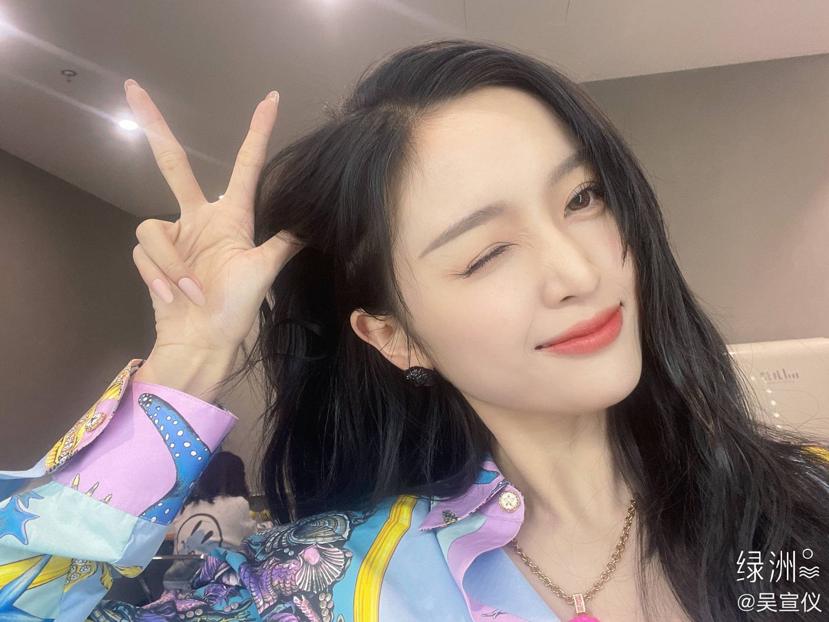xuanyisns's tweet image. 210323 | Weibo and Oasis update:
"🌊 #SpringLimited Selfie at work🤳"
📎 | share.api.weibo.cn/share/21109723…

#XUANYI #吴宣仪 #선의