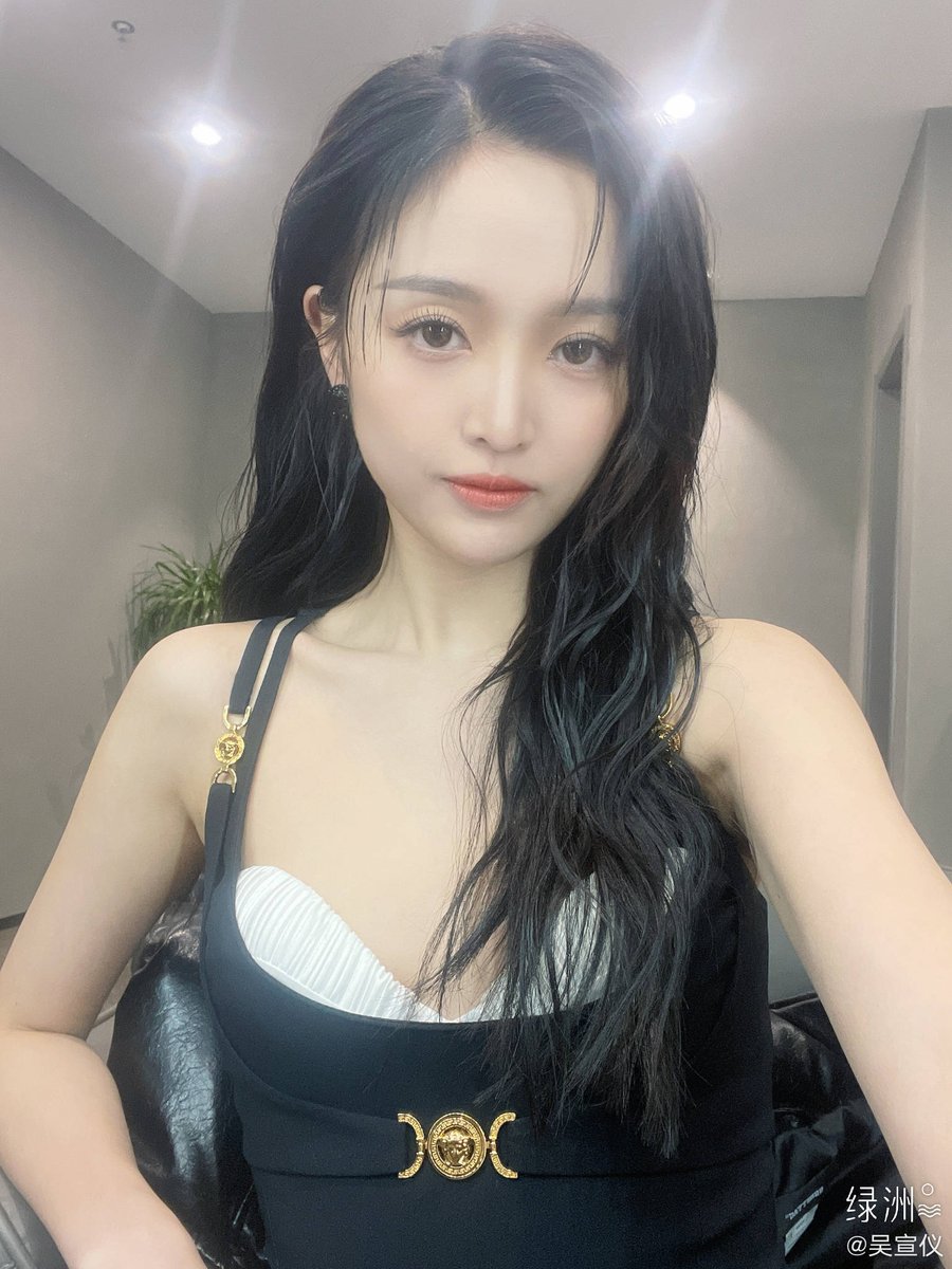 xuanyisns's tweet image. 210323 | Weibo and Oasis update:
"🌊 #SpringLimited Selfie at work🤳"
📎 | share.api.weibo.cn/share/21109723…

#XUANYI #吴宣仪 #선의