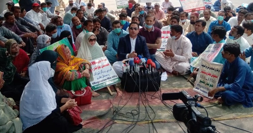 KSZupdates's tweet photo. PTI Karachi stands with the teachers of Sindh. This is education emergency by so called CM, we demand CM to listen to these teachers &amp; solve their issues.
@KhurumSherZaman https://t.co/PNDFxsD058
