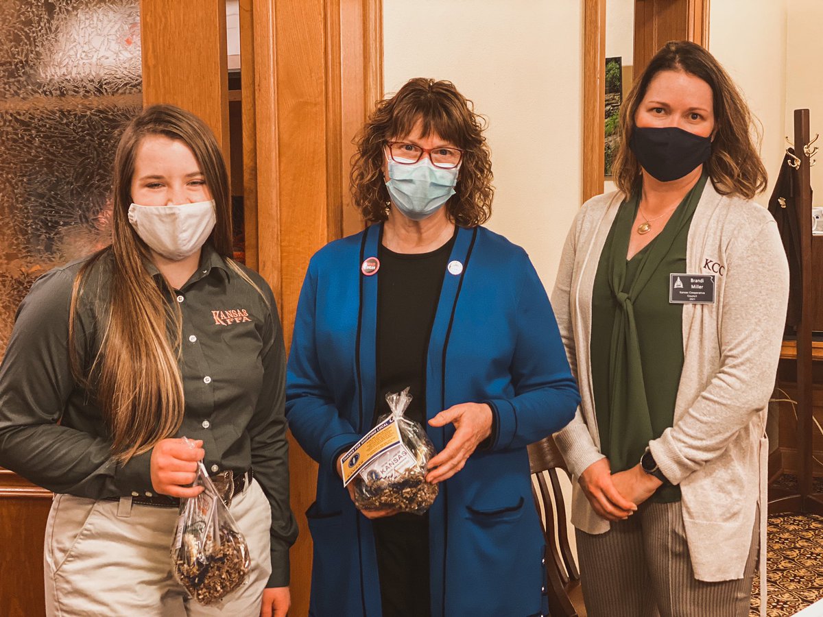 SenatorWare's tweet photo. Happy National Agriculture Day! 🌻

My staff and I were gifted a “The Land of Kansas” goodie bags this afternoon by one of our state’s FFA officers, Kiran Elam and the President and CEO of the Kansas Cooperative Council, Brandi Miller. Thanks for stopping in, ladies! #ksleg https://t.co/HhN9rPDdAc