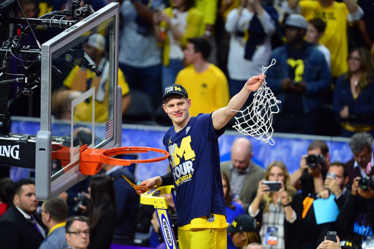 MichiganOnBTN's tweet photo. The postgame scene the last time @umichbball faced Florida State in #MarchMadness. 〽️

📷: @usatodaysports https://t.co/DwWCtKqqNt