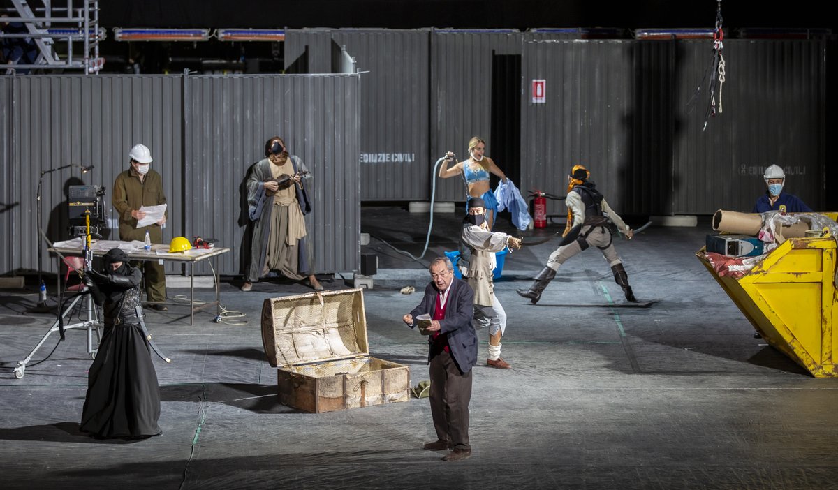 OperaRoma's tweet photo. #RemoGirone nel ruolo del narratore #ItaloCalvino, racconta l’amore di Zaide e Gomatz nel Singspiel incompiuto di Mozart in Prima Tv su @raicinque il 24 marzo alle 21.15. Sul podio #DanieleGatti, regia di #GrahamVick.
#operaroma #TORzaide https://t.co/smvpSpX1d4