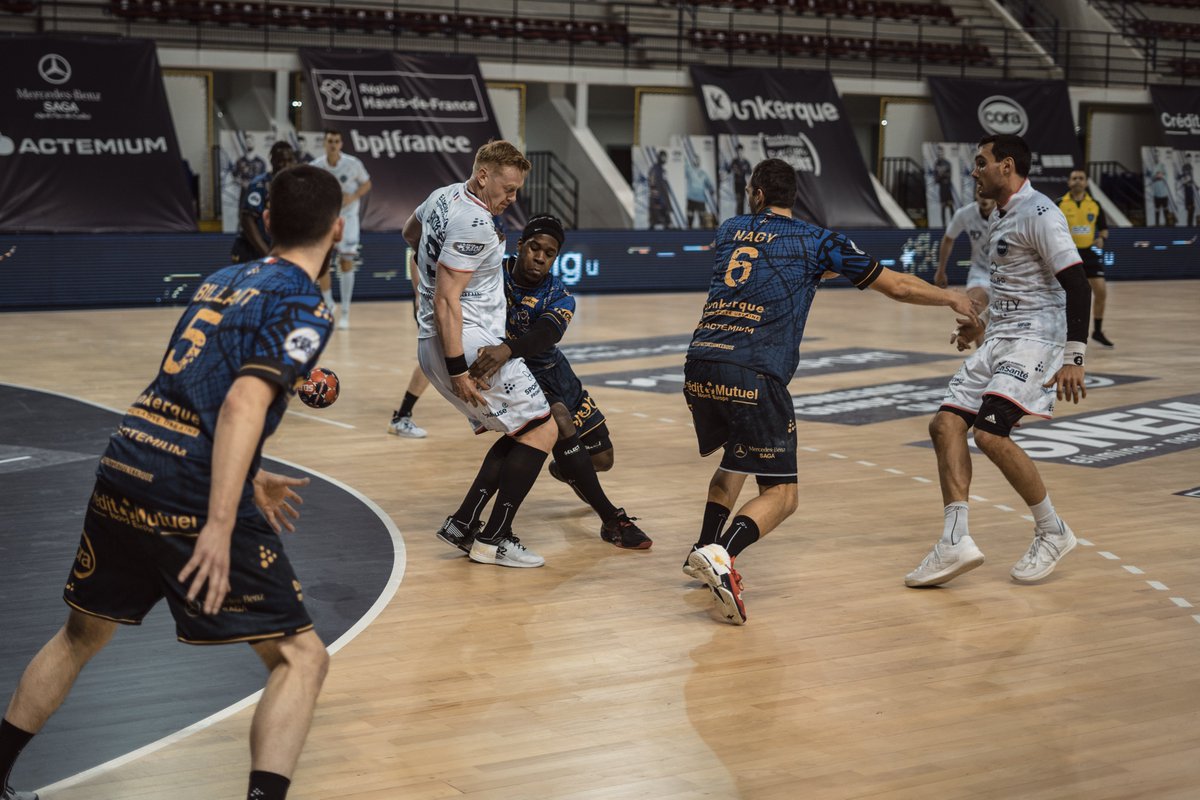 USDKDunkerque's tweet photo. Mi-temps: ça pousse ça pousse et ça remonte... -1 ! (12-13) 🔵⚫️ #DUNTOU
Mention spéciale à Oleg GRAMS, ses 54% d'arrêts et son but ! https://t.co/bZPPYUdEaU