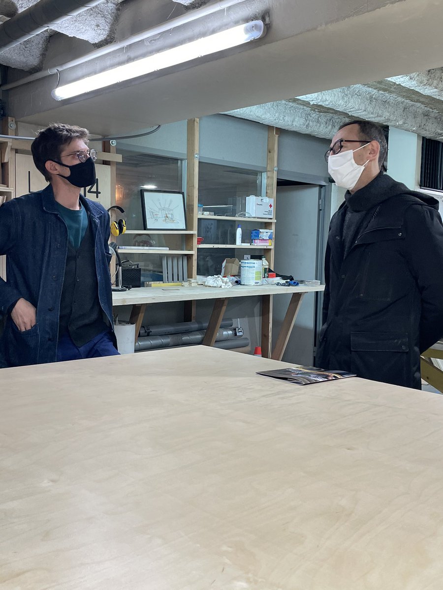 FVauglin's tweet photo. Parce que le droit à la ville et au logement est fondamental, #Lab14 développe et transmet des architectures sociales et solidaires avec des formations de réfugiés, de jeunes ou de personnes éloignées de l’emploi à l’écoconstruction bois. Lauréat de l’Arc de l’Innovation #Paris11 https://t.co/4IBNMAXahq