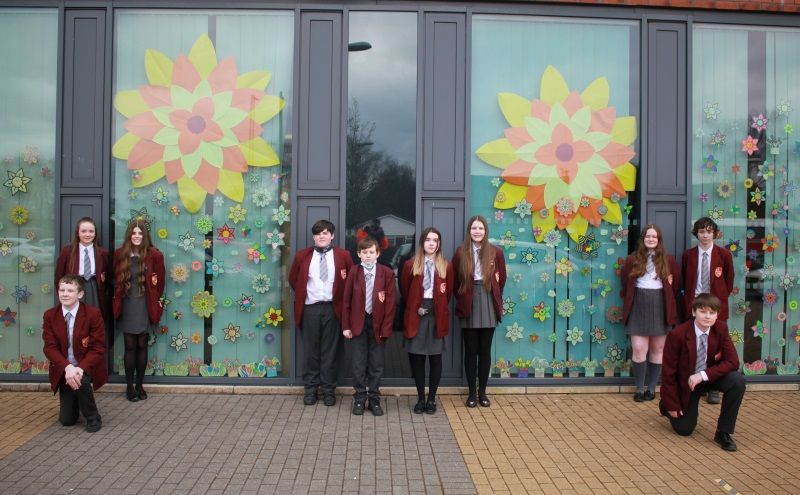 On the National Day of Reflection, @Rainford_High has joined Marie Curie’s campaign and filled its windows with flowers as a way of marking the anniversary of the first lockdown. buff.ly/3rfNDAk

#rainford #sthelens #sthelenstogether <a href="/CPMM_MediaGroup/">CPMM Media Group</a> <a href="/EducateMag/">Educate Magazine</a>