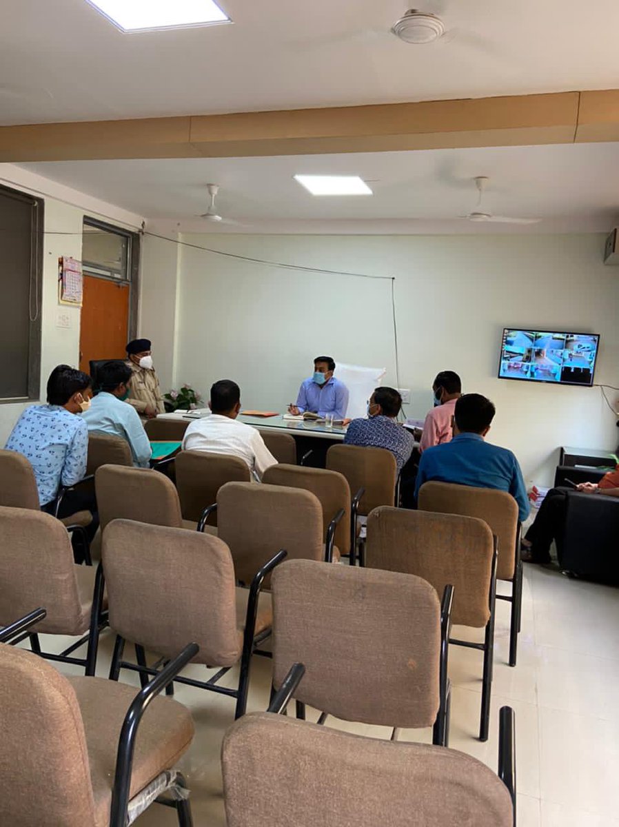 આજ રોજ પોલીસ ઇન્સ્પેક્ટરશ્રી ખેરોજ , સરપંચશ્રી , તલાટીશ્રી પોશીના અને લાંબડિયાની સાથે મીટિંગ કરી આગામી હોળી/ધુળેટીના તહેવારો અન્વયે ભીડ એકત્રિત ન થાય તથા સરકારશ્રીની કોવિડ માર્ગદર્શિકાનું ચુસ્ત પણે પાલન થાય તે અંગે સુચના આપી @SdmKhedbrahma <a href="/CollectorSK/">Collector Sabarkantha</a> <a href="/pkumarias/">Pankaj Kumar</a> <a href="/MoHFW_GUJARAT/">Ministry of Health</a>