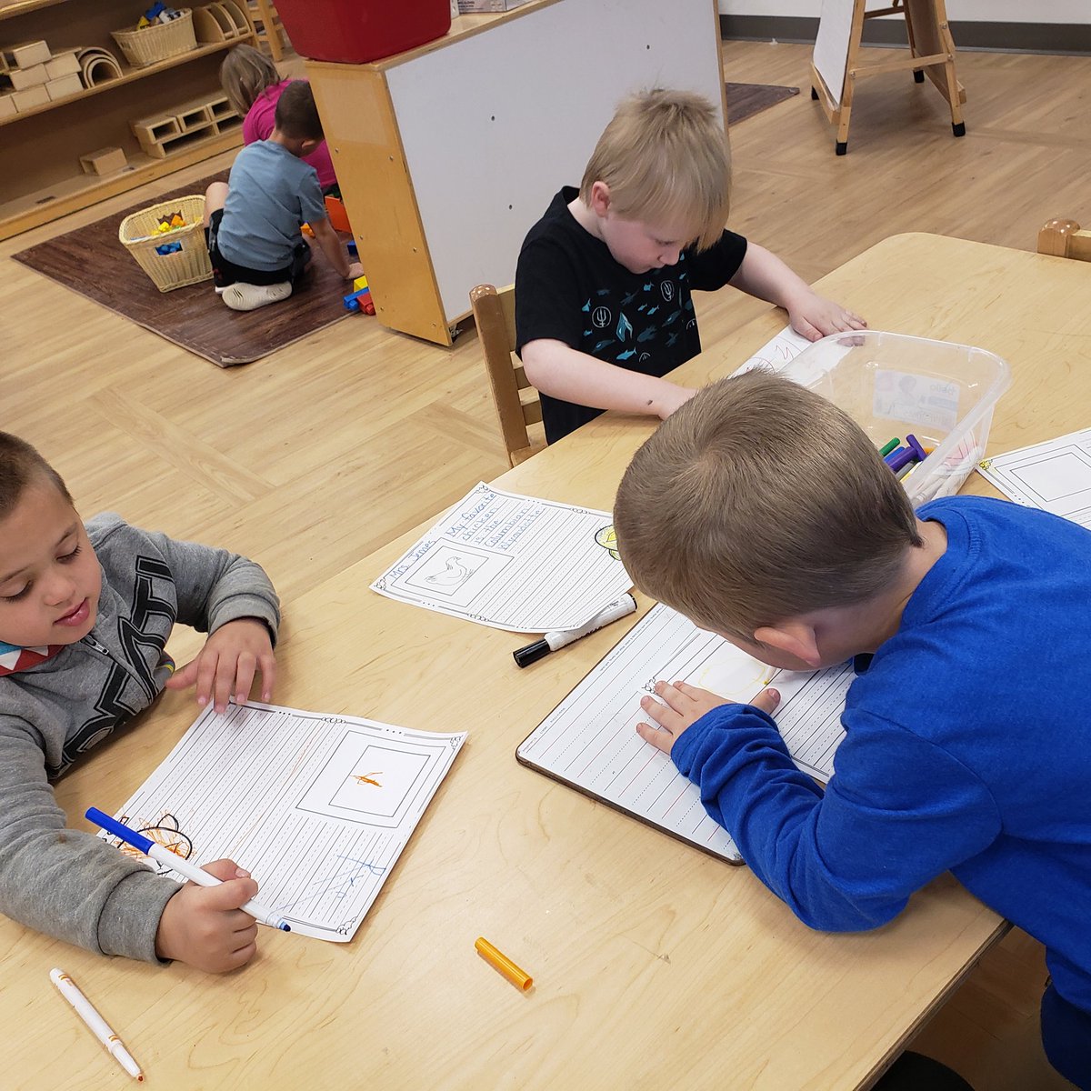 AprilJemes's tweet photo. Today we looked at pictures of each type of chicken we are incubating during our brainsmart start. During centers some children chose to write about them. Some drew pictures and wrote their name and dictated their sentence. Others copied words from our chart.  #liltrojans https://t.co/yjZBgdANkH