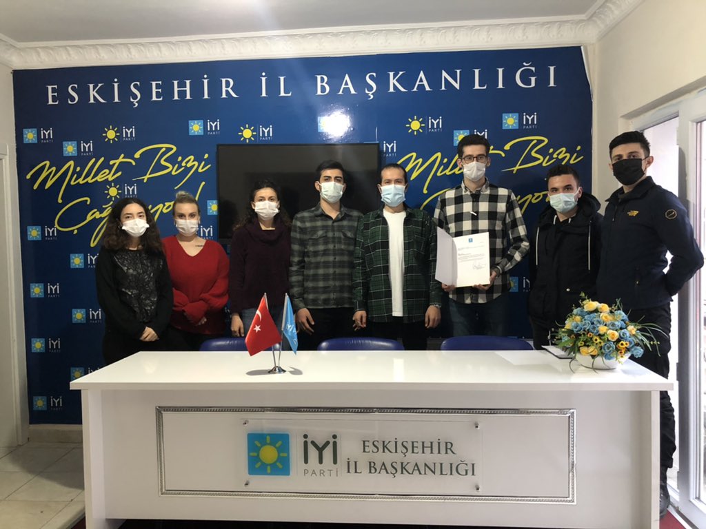 Tepebaşı İlçe Başkanlığımız ve Yönetim Kurulumuzun mazbatasını verdik.
İlçe Başkanlığına atanan Batuhan Baysal başkanımızı tebrik ederiz. 
Cesaretimiz var, umudumuz var. İYİ Gençler ile medeniyetin taşlarını döşeyeceğiz.