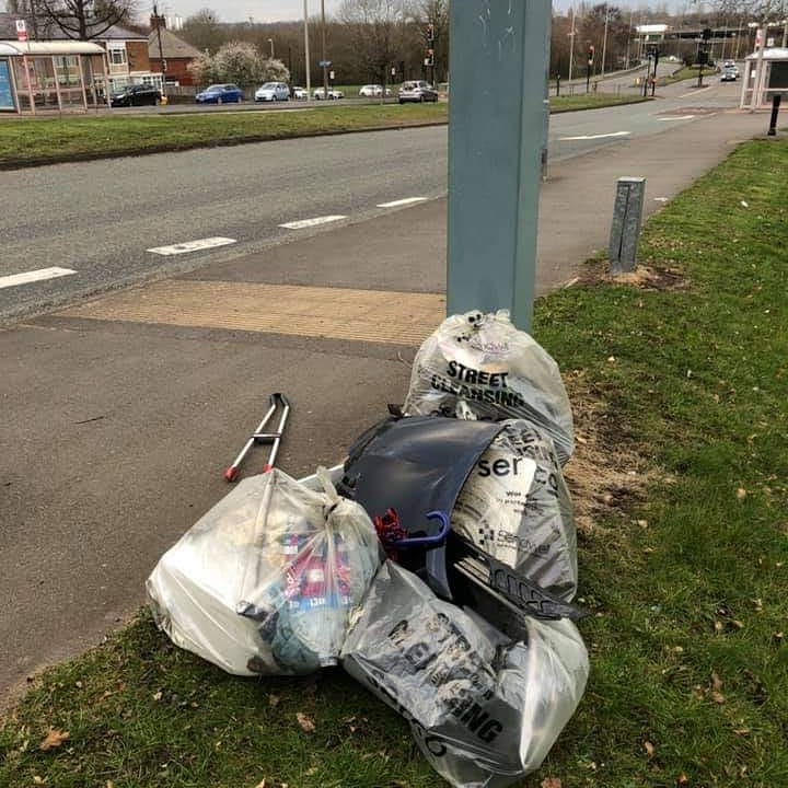 Litterwatch1's tweet photo. #tuesdayeveningvibes Richard has been out this evening on #WalsallRoad and #beaconViewRoad collected more #Litter and a few other bits and bobs
#Keepsandwellclean 
#AdoptAStreet 
@SercoESUK 
@sandwellcouncil 
#dailywalk 
#KeepOurStreetsClean 
#thankyousomuch😊 https://t.co/hgHYBQCcei