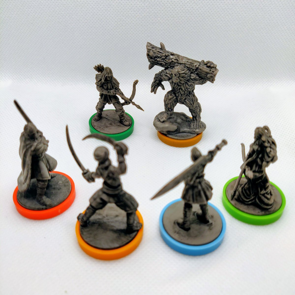 BGCatalogApp's tweet photo. Aquí @ReyArturo_UN_ES @Simbad_UN_ES @Alicia_UN_ES y @Medusa_UN_ES convenciendo a Robin Hood y Bigfoot para que se saquen una cuenta de Twitter. No sé si @Tcgfactory sabrá algo del tema https://t.co/XmYq9YNdsR