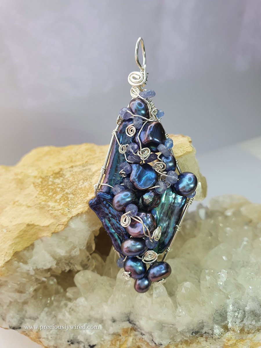 Day 78 of my #pendant #lockdownchallenge. This quirkyly different elongated #Diamond features #SterlingSilver, purple #peacock #Keshi, Stick #Pearls & #Tanzanite, with plenty of Sterling coils. Available from https://t.co/mB1Q0tw0Me.

#handmadejewellery
#handmade #highjewellery https://t.co/m31CCqIwg1