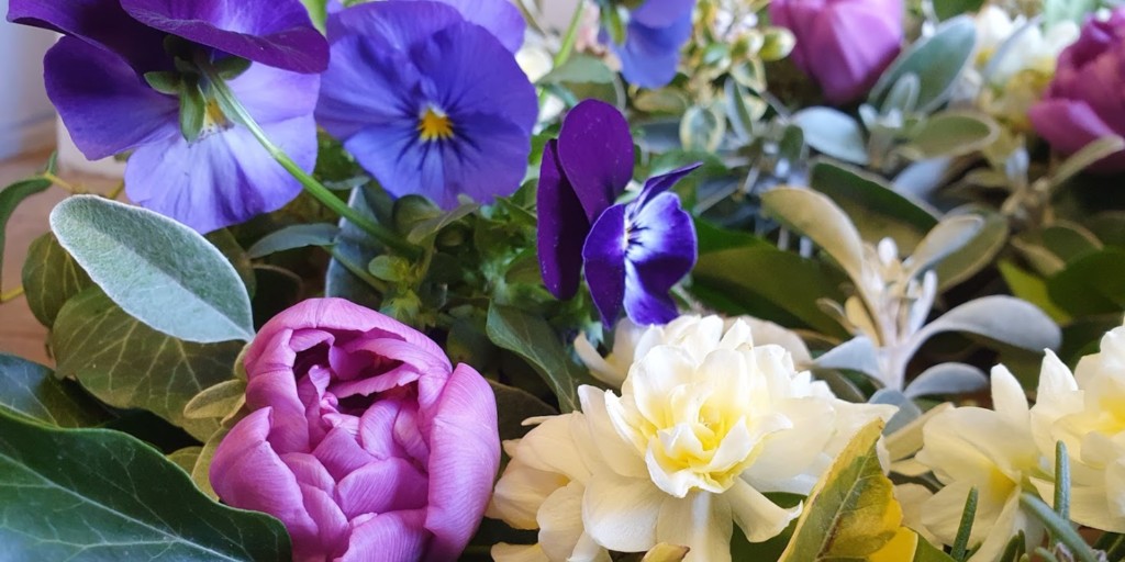 Spring flower wreath bringing colour and fresh optimism......

#springwreath #optimism #springflowers #lookingtothefuture #alcesterflowers  #warwickshireflowers #stratfordflowers