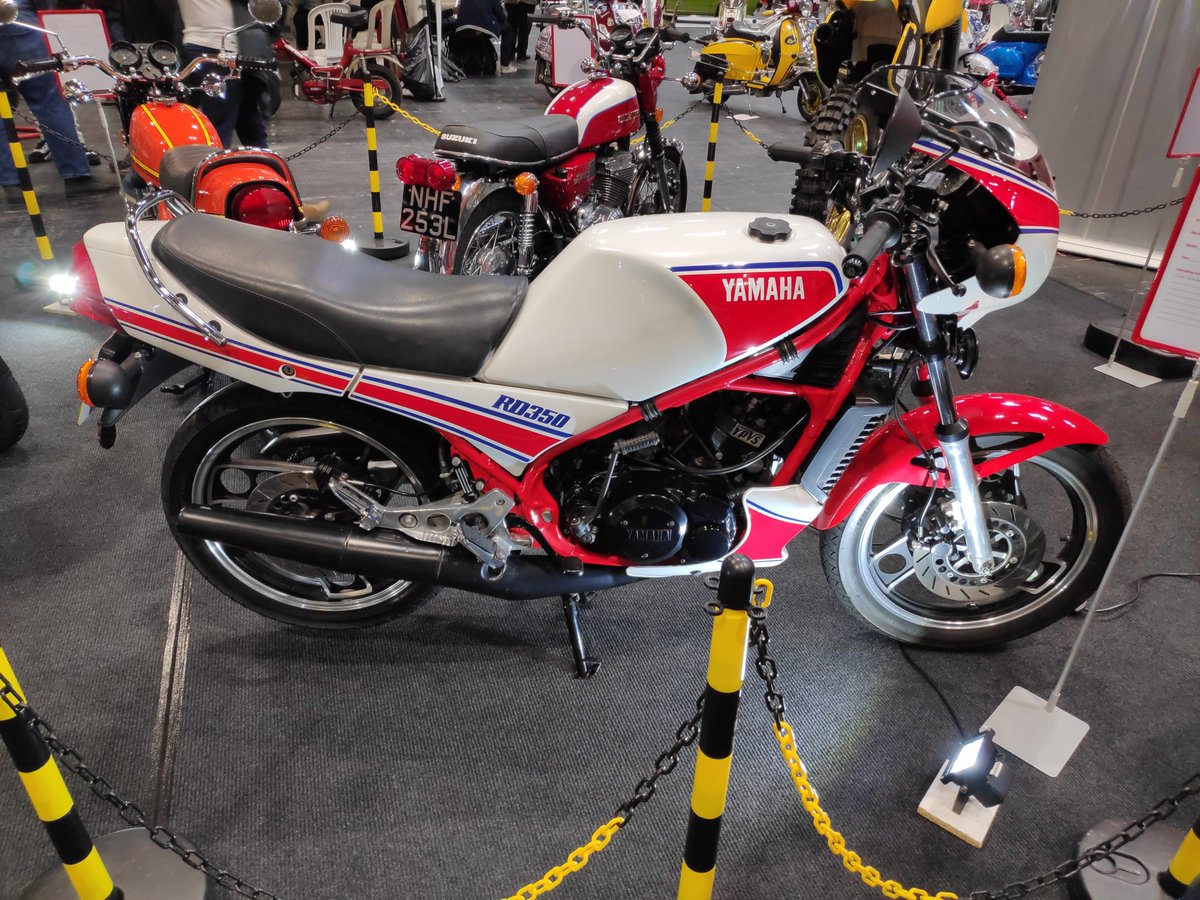 EvokeClassics's tweet photo. Here comes #TwoStrokeTuesday
But which one?
350 or 400 ?
@KazBiker https://t.co/FvV4fNtuHF