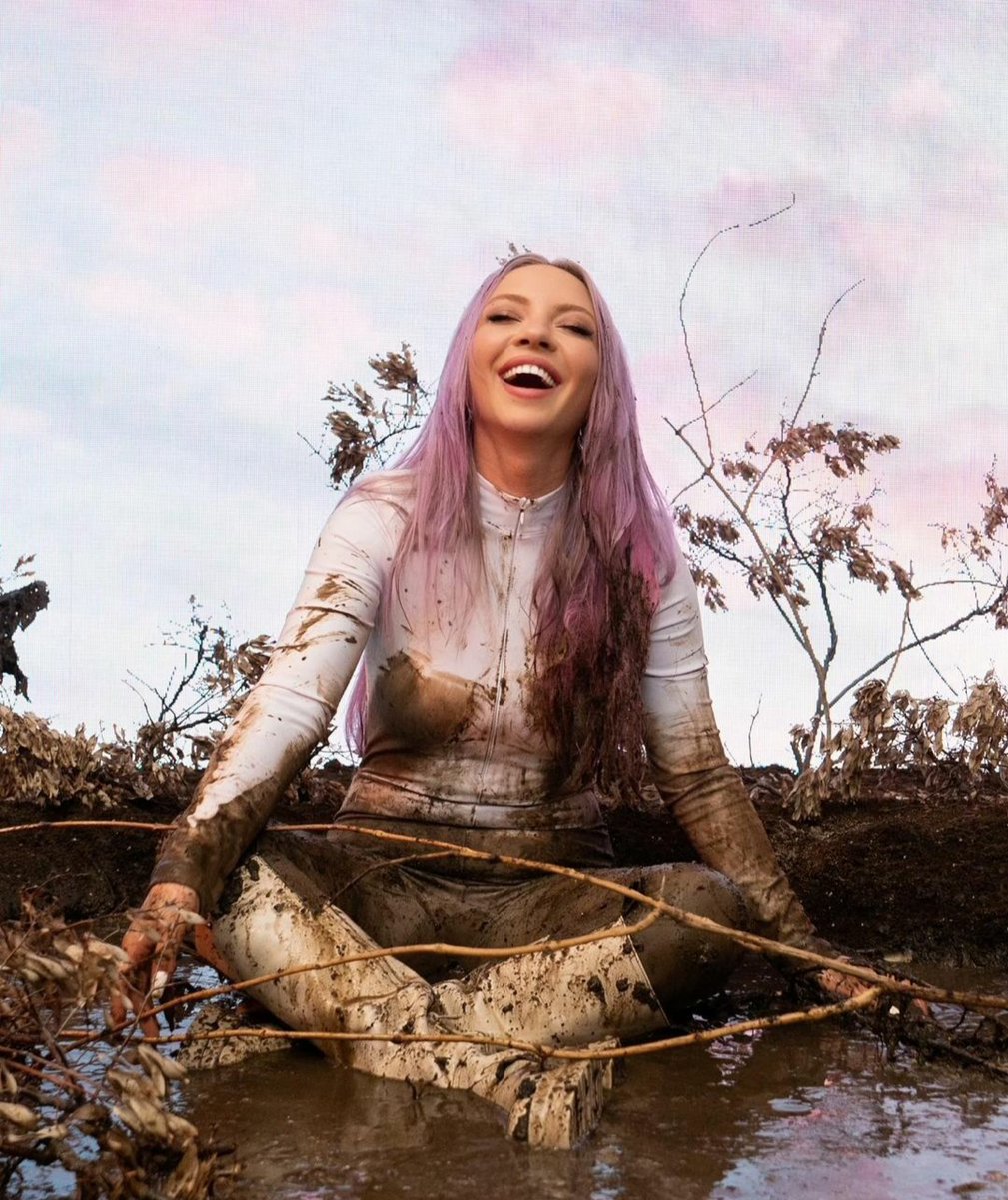 EceSeckinCom's tweet photo. Gel yaslan olsun göğsüm sana yastık 💜☁️🦄 https://t.co/mJoStc53fU