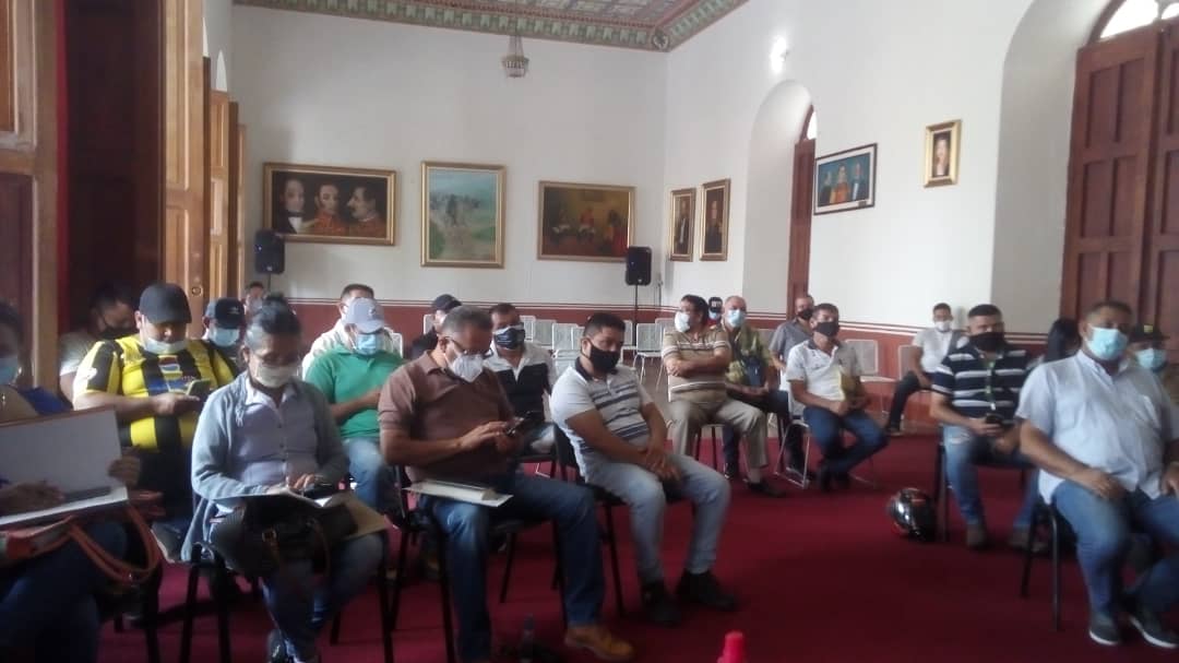 unitranstachira's tweet photo. 1/4 [23/3 8:07 a. m.]en este momento el O.S.T  reunidos en el consejo legislativo del estado táchira
se anuncia suspención de rutas suburbanas  hacia la frontera durante las 2 semanas Radicales , pero el servicio Urbano en los municipios fronterizo si quedará activo https://t.co/0F2NKTKcML