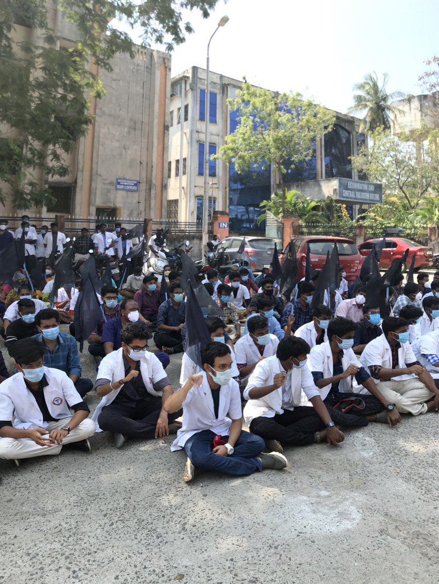 maruthuvargal's tweet photo. 90 வருடகால அண்ணாமலைப் பல்கலைக்கழகத்தின் வரலாற்றில் முதன் முறையாக தேர்வை புறக்கணித்து மாணவர்கள் நூதன போராட்டம். https://t.co/Vtl3BpYeNL