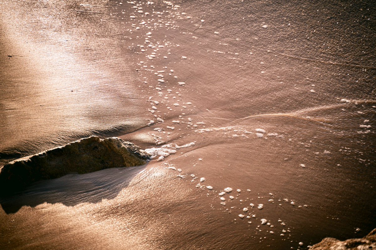 photosbylucid's tweet photo. the loneliness comes in waves https://t.co/MUC7E2nR4J