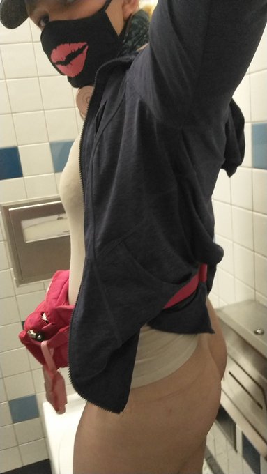 Fuck me in the airport Bathroom before my flight??? https://t.co/IDocraDbLM<a href="/tag/pawgbooty"class="tags"><span>#pawgbooty</span></a>