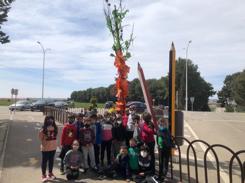 El Colegio San Gabriel, inmerso en su filosofía "Green”, apoya el desarrollo sostenible, la defensa de los bosques y el entorno natural. 🌲🌳🌴

En el día de ayer, el alumnado de todo el colegio conmemoró el Día Internacional de los Bosques.